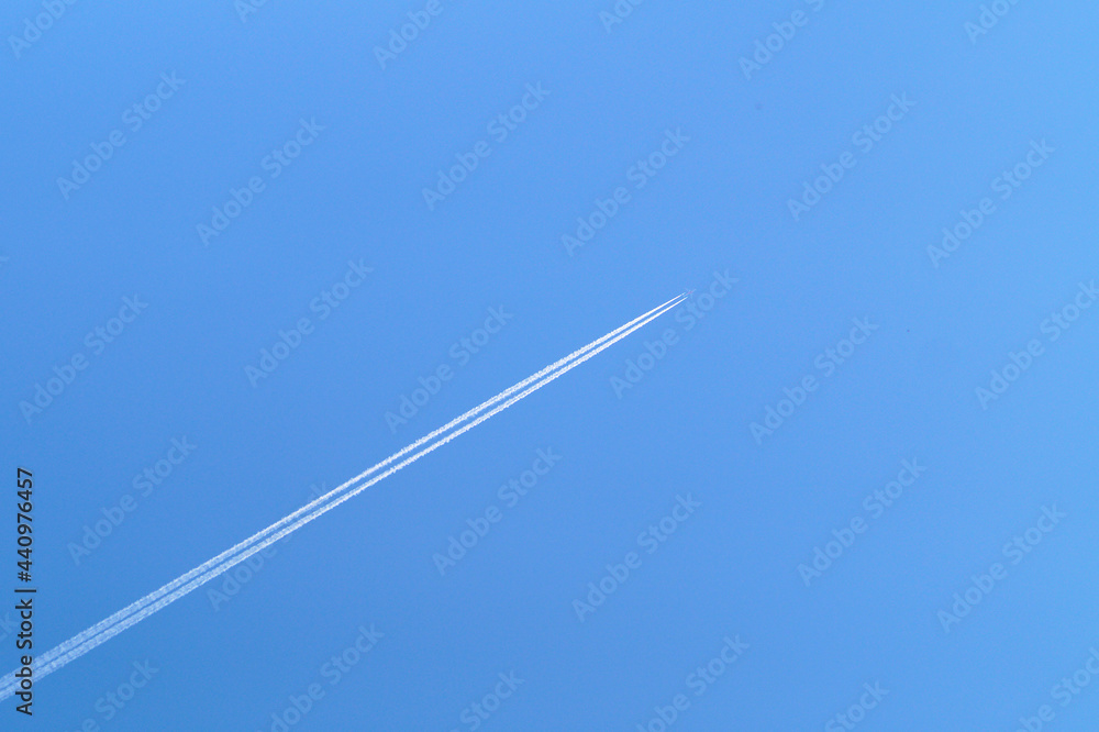 一本の飛行機雲 快晴 横 一本の飛行機雲 快晴 横