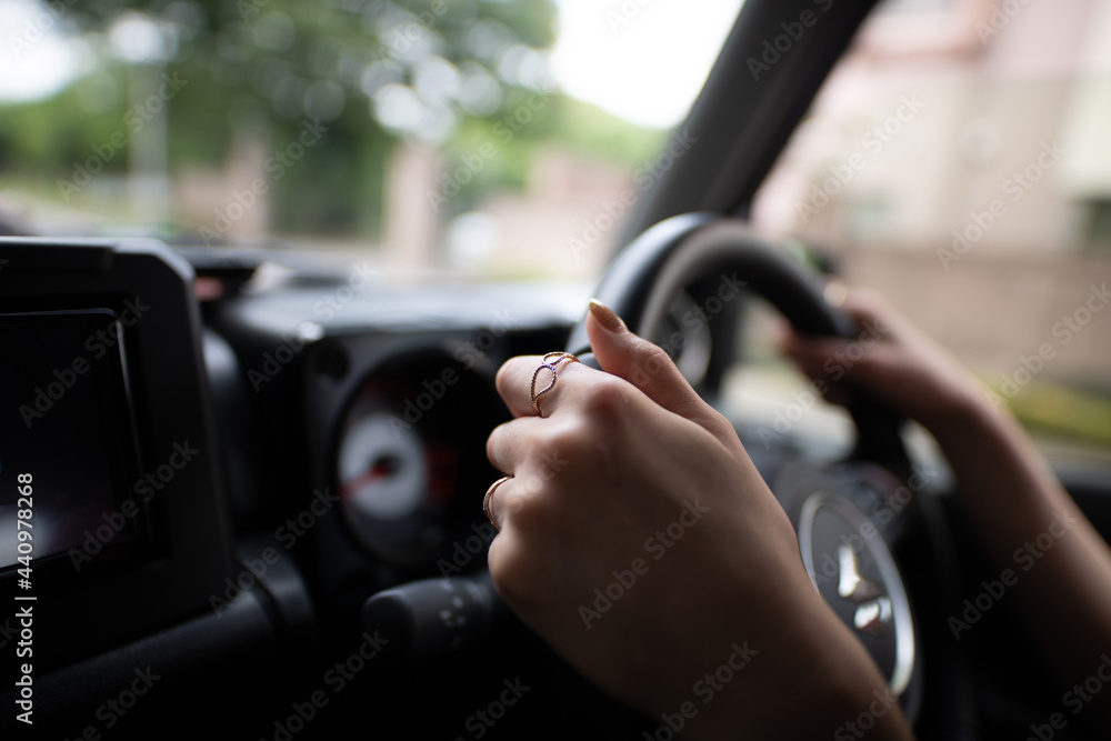 車を運転する女性の手