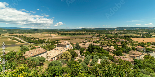 Vue panoramique du village de Simiane-la-Rotonde, Alpes-de-Haute-Provence, France