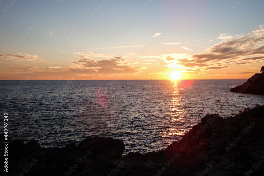 Kroatien. Abendliche Stimmung am Meer. Blick in die untergehende Sonne . Kroatien. Abendliche Stimmung am Meer. Blick in die untergehende Sonne .