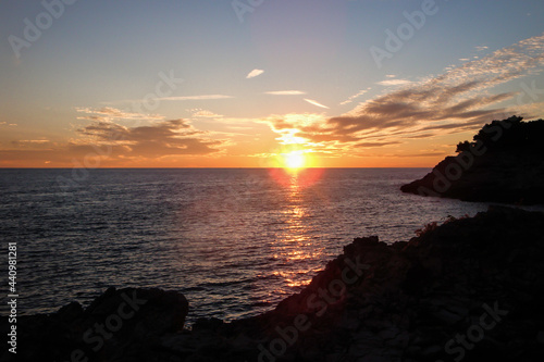 Kroatien. Abendliche Stimmung am Meer. Blick in die untergehende Sonne 