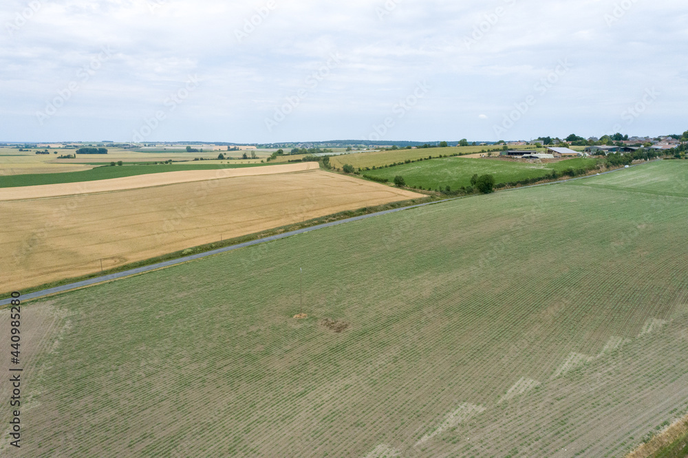 Vue aérienne de la campagne Française dans le Maine et Loire. Illustration de champs de blés.