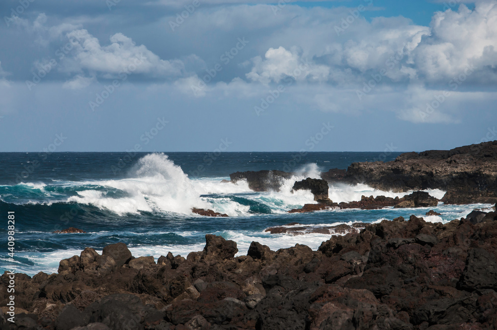 Kanaren, Lanzarote,. Küstenlinie mit typischen schwarzem erkaltetem Lavafelsen und kräftiger Brandung. Kanaren, Lanzarote,. Küstenlinie mit typischen schwarzem erkaltetem Lavafelsen und kräftiger Brandung.