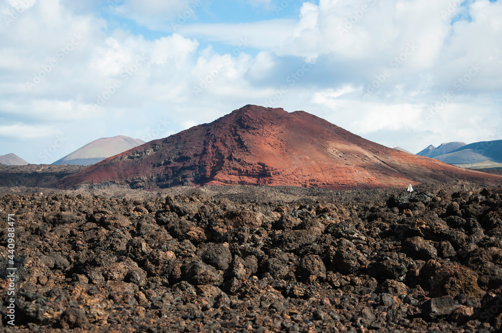 Spanien, Kanaren, Lanzarote. Blick über eine vulkanisch geprägte Landschaft. Typische karge rotgefärbte Landschaft