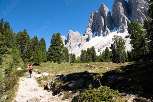 Auf dem Adolf Munkel Wanderweg unter den Geislerspitzen unterwegs- Dieser leicht zu begehende Wanderweg hoch über dem Villnösser Tal ist einer der schönsten Wanderwege in den Dolomiten