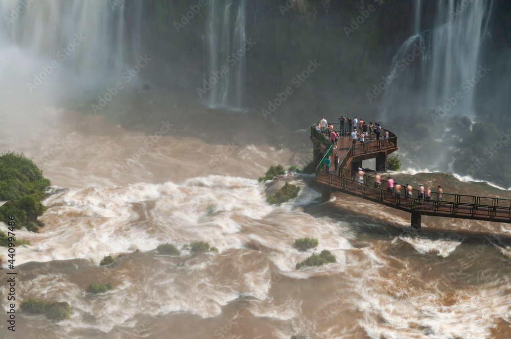 Cataratas do Iguaçu em Foz do Iguaçu. Divisa entre Brasil e Argentina e uma das sete maravilhas do mundo natural. Cataratas do Iguaçu em Foz do Iguaçu. Divisa entre Brasil e Argentina e uma das sete maravilhas do mundo natural.