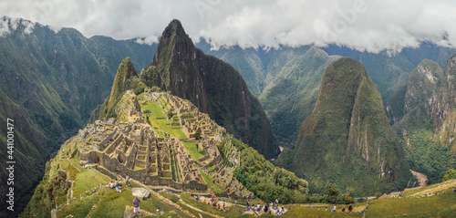 Tableau sur toile Panoramic view of Machu Picchu lost city with Huayna Picchu mountain