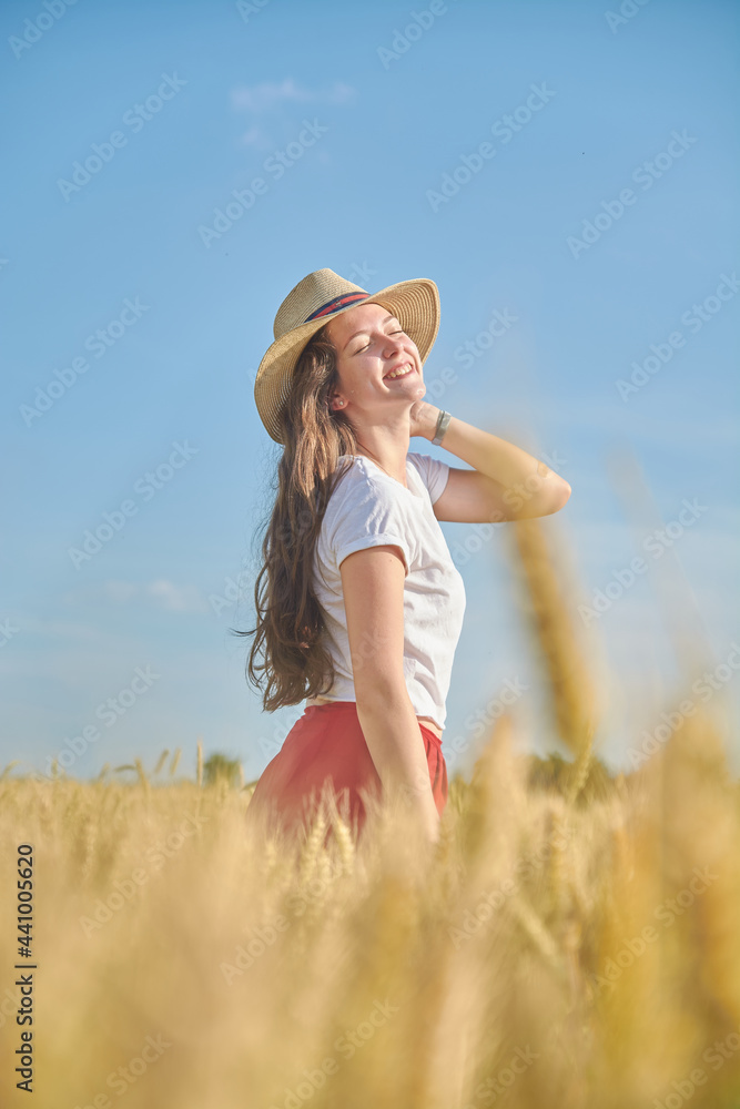 Obraz premium Young girl with long hair in a field