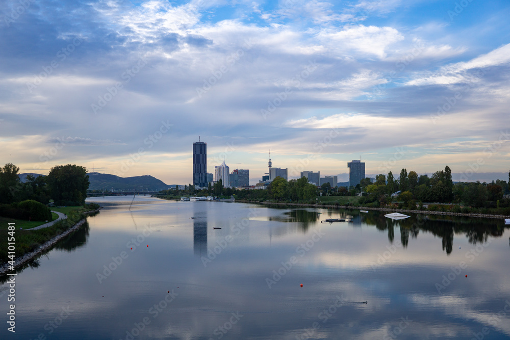 Wien Skyline mit Donau tollen Wolken