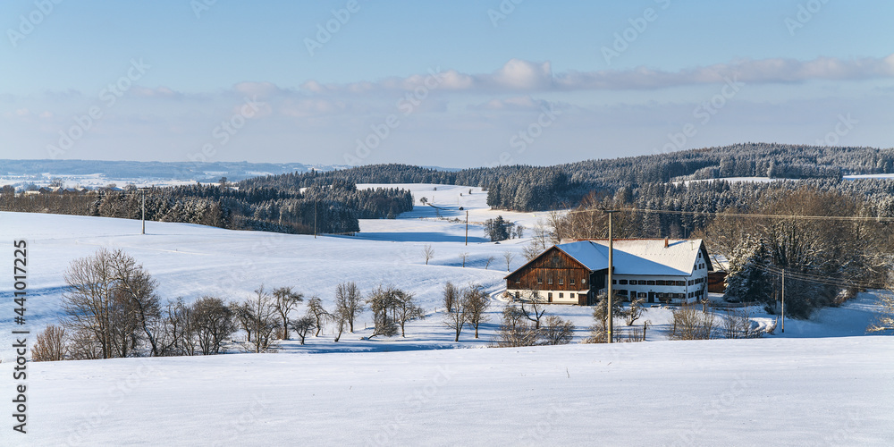 Winterliche Landschaft im Ostallgäu