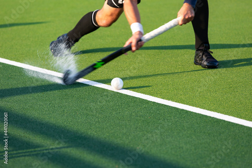 Foto Field hockey player on artificial grass play field.