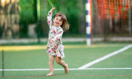 Dziewczynka na boisku © Lukasz