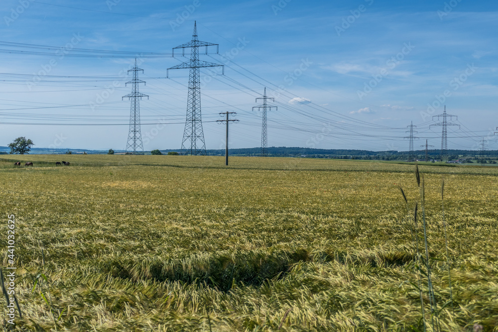 Strommasten einer Überlandleitung im Feld Strommasten einer Überlandleitung im Feld