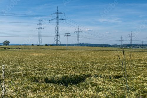Strommasten einer Überlandleitung im Feld