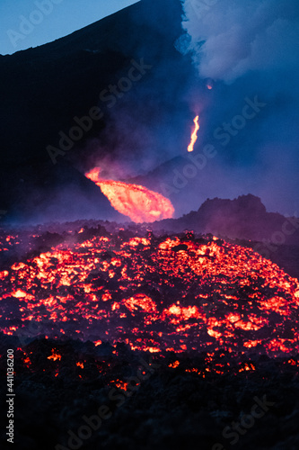 Volcan de lave Pacaya  coul  e de lave