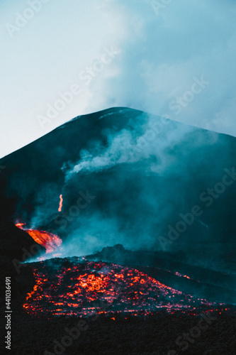 Volcan de lave Pacaya  coul  e de lave