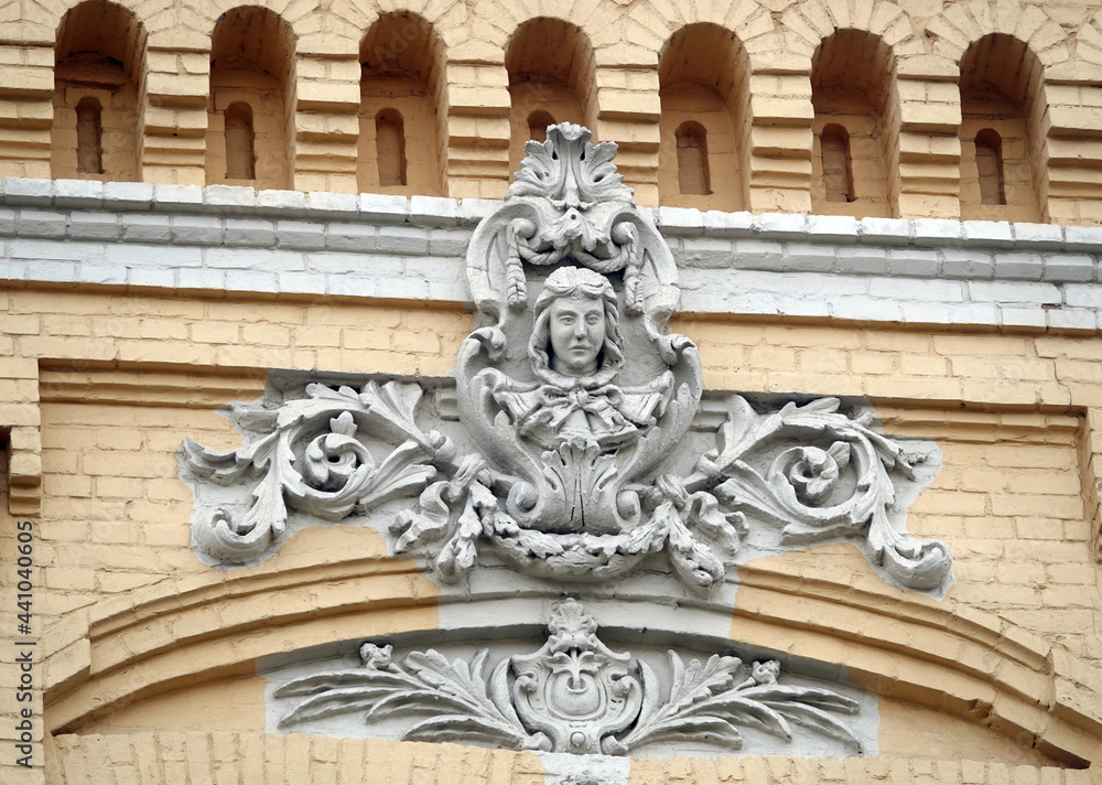 Building facade decoration with sculptures of people