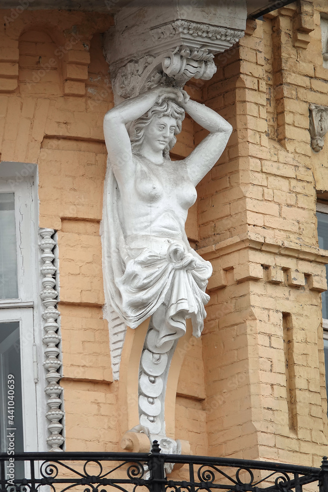 Obraz premium Building facade decoration with sculptures of people