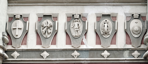 Building facade decoration with sculptures of people