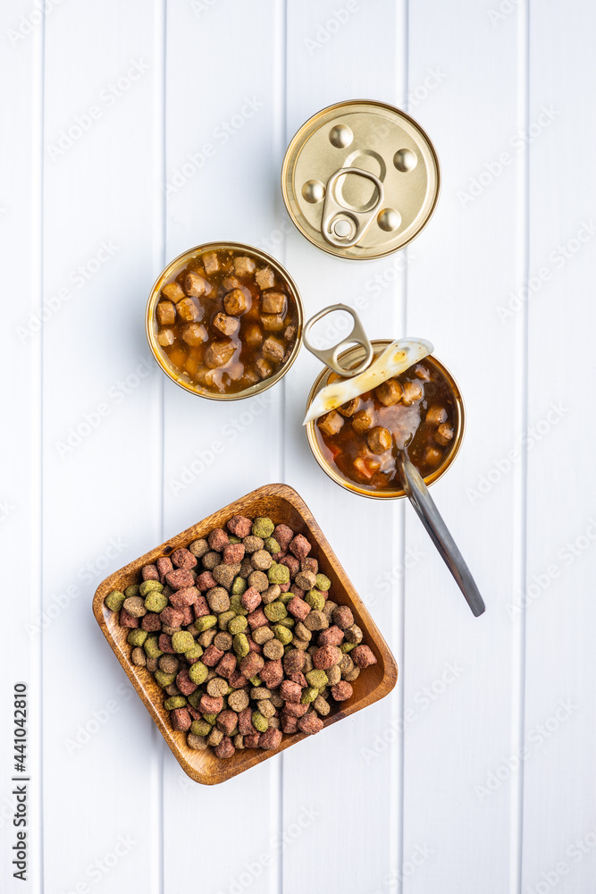 Φωτογραφία Canned pet food and dried kibble. Tasty food for dog or cat.