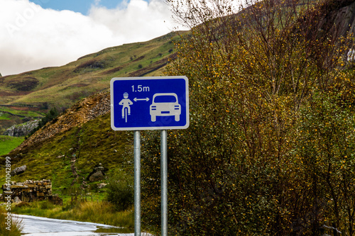 UK Road sign asking vehicles to pass at least 1.5 metres from cyclists.