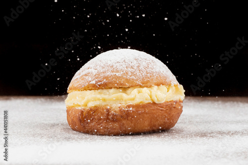 "Sonho", sweet bread stuffed with cream, made with eggs, baumilia, sugar, milk and yeast. It is typical of Brazil, Portugal and Germany.