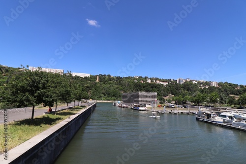 La darse, grand bassin artificiel dans le quartier d'affaires de Lyon Confluence, ville de Lyon, département du Rhone, France