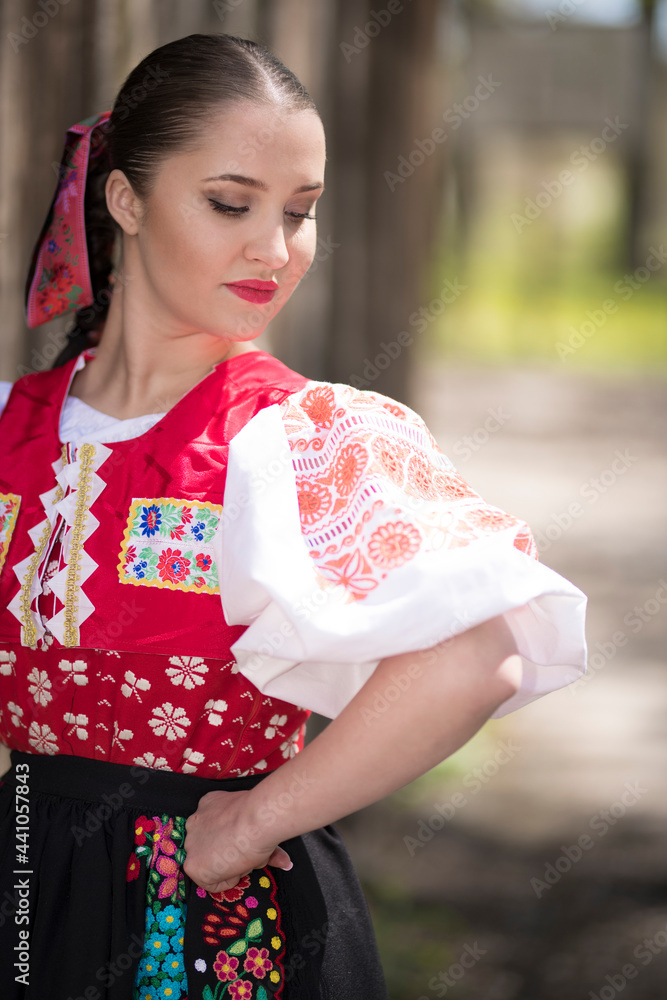 Belle jeune femme slovaque en costume traditionnel. folklore slovaque Belle jeune femme slovaque en costume traditionnel. folklore slovaque
