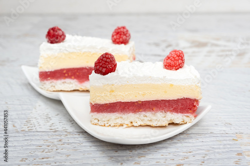 Obraz na płótnie Piece of vanilla slice cake, and raspberries w salonie
