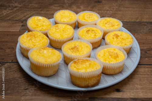 Obraz na płótnie Freshly baked muffins with eggs, cheese, bacon w salonie