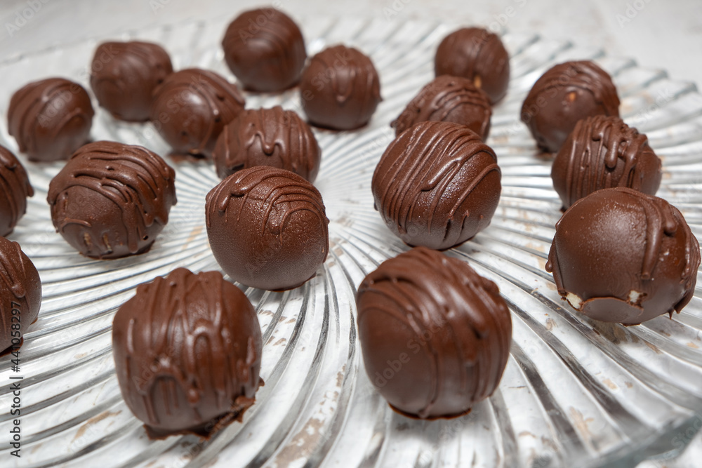Dark chocolate candies / pralines / truffles
