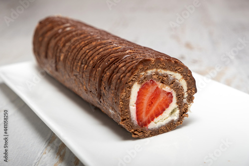 Obraz na płótnie Chocolate Swiss Roll Cake with white cream filling and Strawberry w salonie