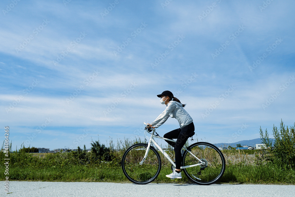 Obraz premium ロードバイクに乗る女性