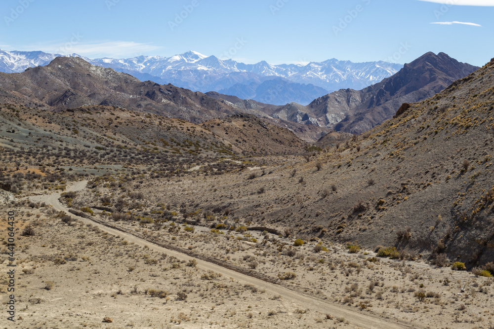Sendero en el desierto y montaña en Mendoza