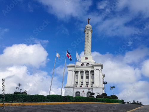 Edificación arquitectónica, actualmente nombrada en honor a los héroes de la restauración. Mandada a construir por el ex-presidente Rafael Leonidas Trujillo Molina. Un monumento muy icónico.
