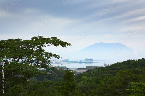 錦江湾公園から見る曇天の桜島 
