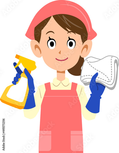 清掃用具を持ちエプロンを着用した女性の上半身
