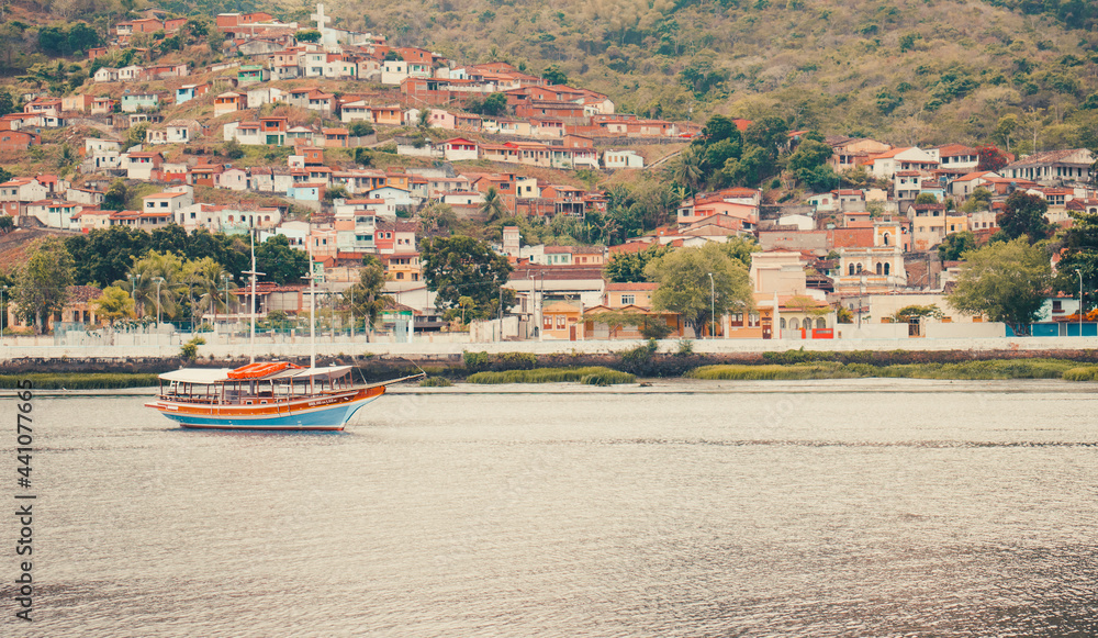Obraz premium Beautiful boat trip on the river in historic city. Green landscape with houses.