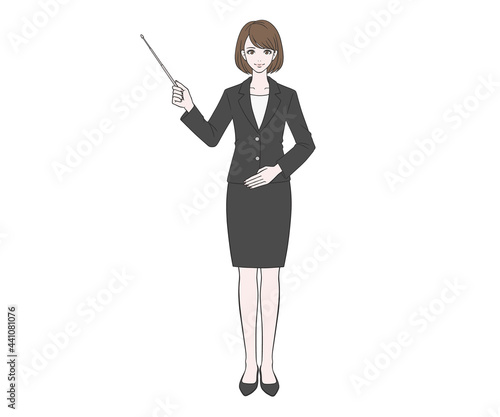 指し棒で説明をするスーツの女性