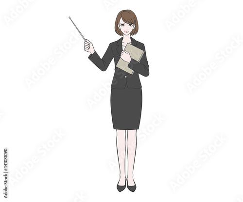 指し棒で説明をするスーツの女性
