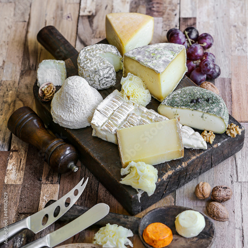 assortiment de fromages Français sur planche et table en bois