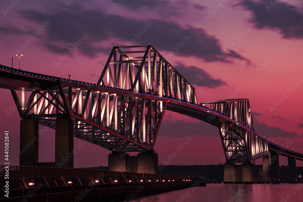 夕日に染まった橋