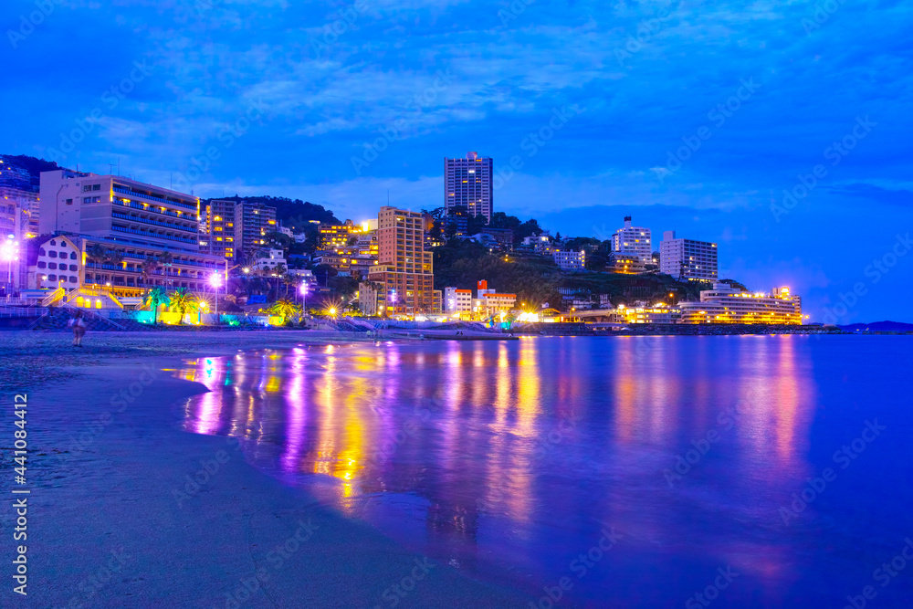 Naklejka premium 静岡県熱海市の夜の熱海サンビーチの風景 