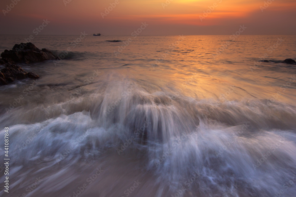Obraz premium sea ​​waves in the morning.