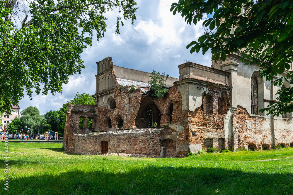 Φωτογραφία Brody, Ukraine - june, 2021: The ruins of The Old fortress synagogue of Brody Brody Kloiz, Lviv region of western Ukraine