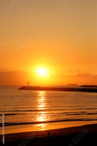 Sunrise over the harbour entrance © LUMO
