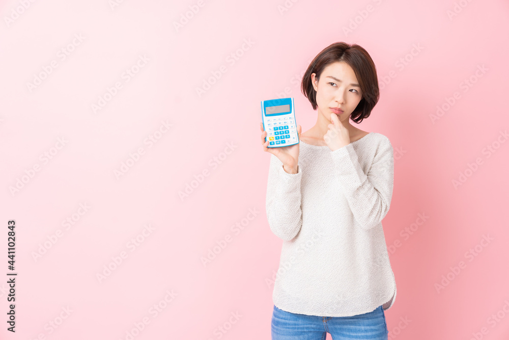 電卓と女性 考える 電卓と女性 考える