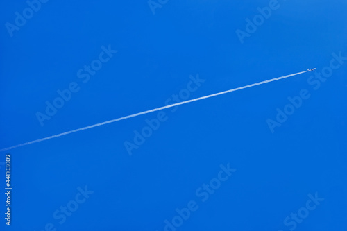 空の風景(青空) 青空に一直線を描く飛行機雲