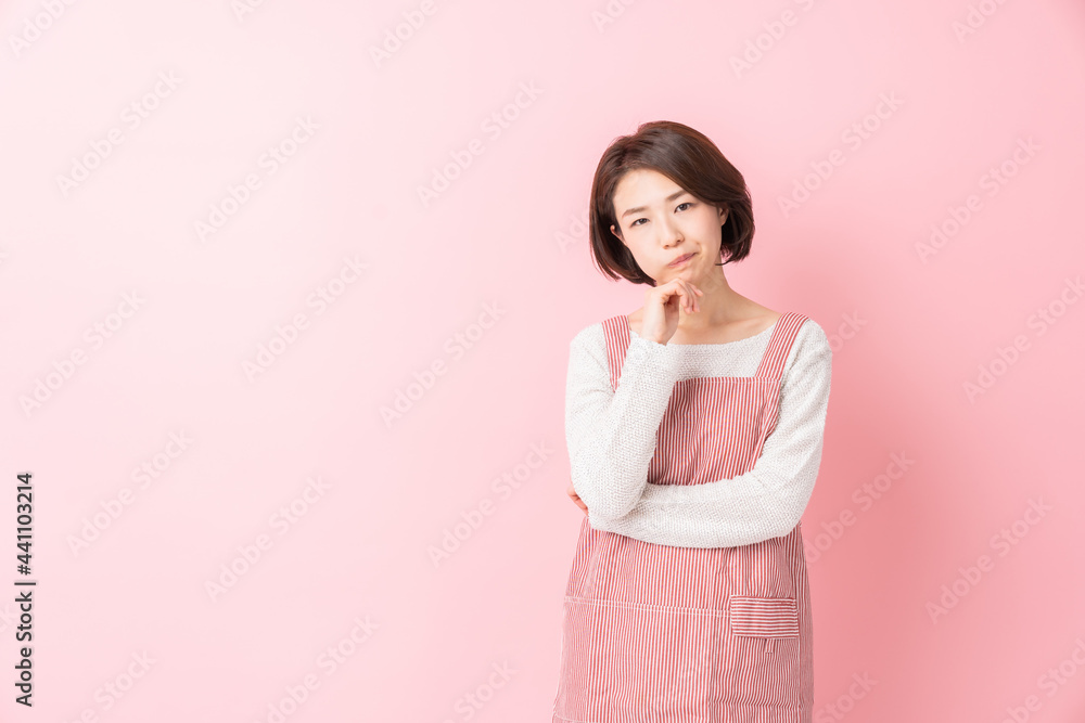 エプロンをした女性 考える エプロンをした女性 考える