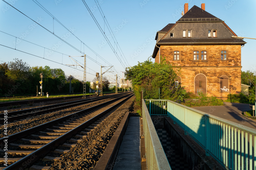 Backsteinhaus an Bahnlinie